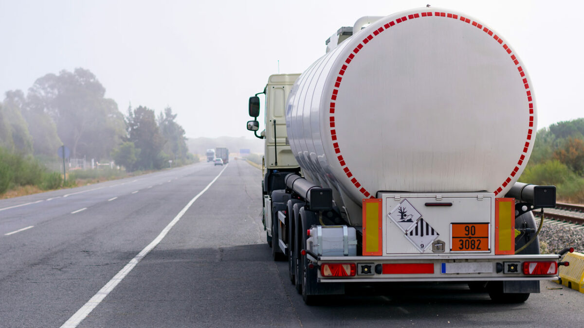 Photo d'un camion ADR transportant des matières dangereuses