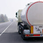 Photo d'un camion ADR transportant des matières dangereuses