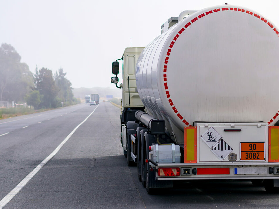 Photo d'un camion ADR transportant des matières dangereuses